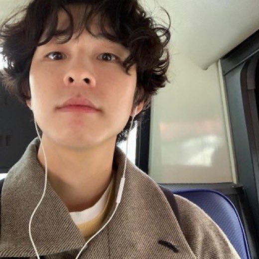 홍경 버스 맨뒷자리를 좋아하시나 봄
근데
맨뒷자리에서 이어폰을 끼고 셀카를 찍는다<<< 멀미 없는 남자인 거 겁나 티 남
부럽다 멀미 없는 달란트