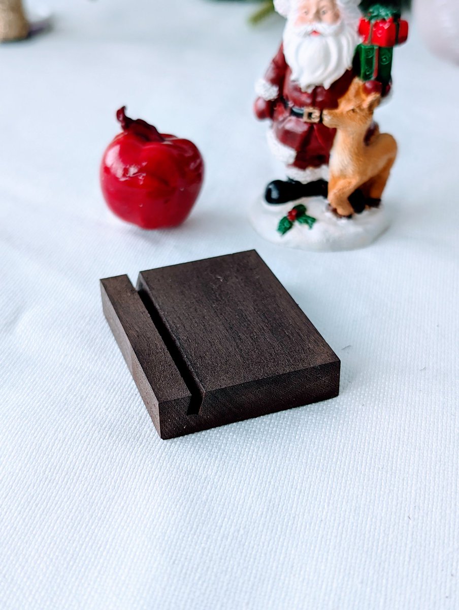 \クリスマスキャンペーン開催中🎅/

好評販売中の朝野ペコカレンダーに、なんと数量限定で木製スタンドがついてきます（6カ月分立てられます）！
さらにいまなら送料無料✨️　お早めにどうぞ〜🎁

詳細・ご購入👉️komai-design.stores.jp/items/672983c1…