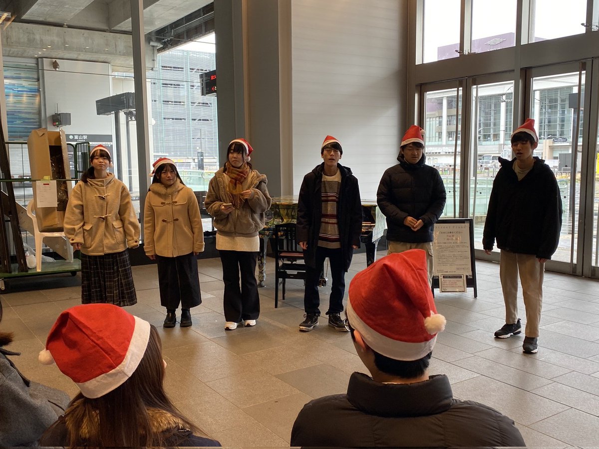 acp_growing's tweet photo. 12月7日(土)に、富山駅にて行われたクリスマスマーケットで演奏させていただきました！
クリスマスを感じる、楽しいミニコンサートになりました🎅🏻🎄.*
寒い中、一緒に楽しんでくださったみなさん、ありがとうございました！ https://t.co/vVtTPvlpEL
