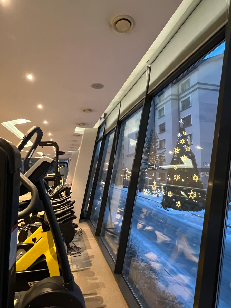 Өглөө бэлтгэл дээр фитийн цонхоор .. Цасан дундах гоёхон гацуур 😊