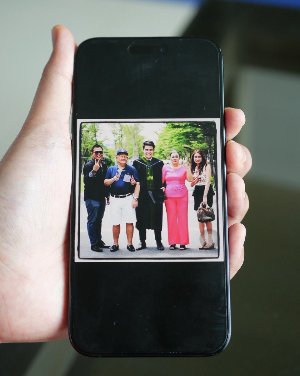 bkkhumans's tweet image. “พ่อเป็นคนที่ทำโทษรุนแรงมาก เขาเคยตีหนักจนผมเป็นแผลเลย เวลาผมอยู่นอกบ้านแล้วทำตัวไม่ถูกกาลเทศะ เขาจะพูดเบาๆ ว่า ‘เดี๋ยวกลับไปเจอกัน’ ผมมองเขาเป็นระเบิดเวลาเดินได้ โมโหง่าย อารมณ์รุนแรง ถ้าผมทำอะไรผิดพลาด เขาเป็นคนไม่ให้กำลังใจ