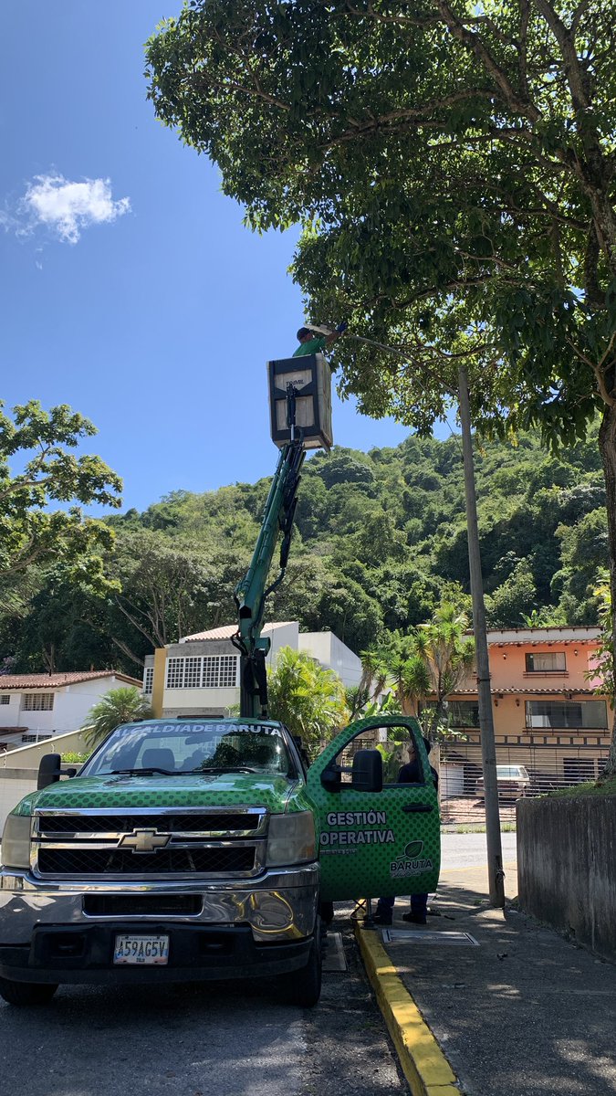 aprosaso's tweet photo. @AlcaldiaBaruta @BarutaOperativa Agradecidos por el apoyo para la instalación de nuevas lámparas de alumbrado público en la Urb.      Excelente equipo el personal de Luminarias. Gracias https://t.co/eLB5JLeMWC