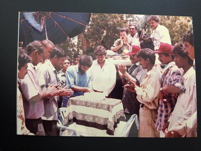 Vijay_Rules_Da's tweet photo. Vintage #IlayathalapathyVijay anna @ #Selva Shooting Spot! 😍🥰❤️ #ThalapathyVijay💟 On this day way back in 1996 his movie #Selvaa was released 🫰❤️🥰 Directed by #AVenkatesh 💟 #LoveYouVijayAnna #Vijayism #VijayAnnaRules #Thalapathy69
#Selvaa #28YearsOfSelva #28YearsOfSelvaa https://t.co/gof5wT2ihm