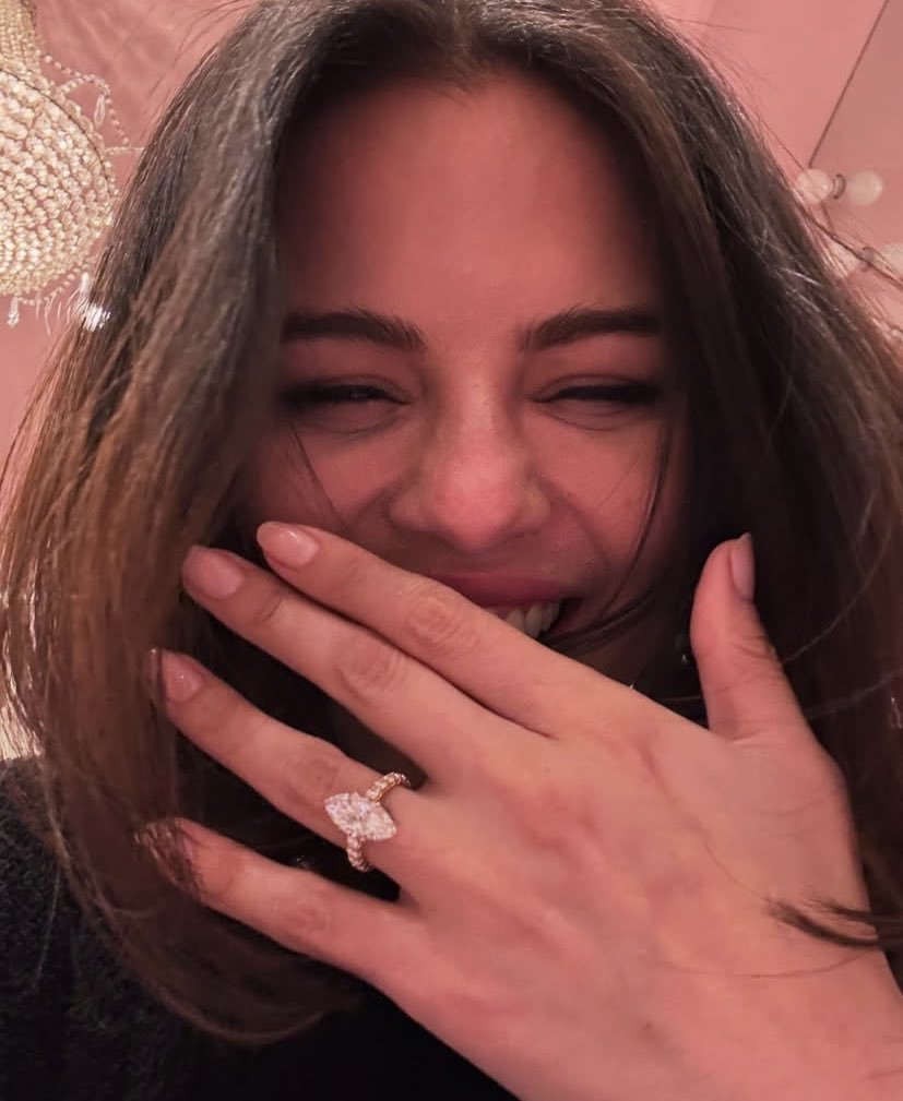 SELENAT0RSARMY's tweet photo. SELENA GOMEZ IS ENGAGED https://t.co/S8pHwMC5lR
