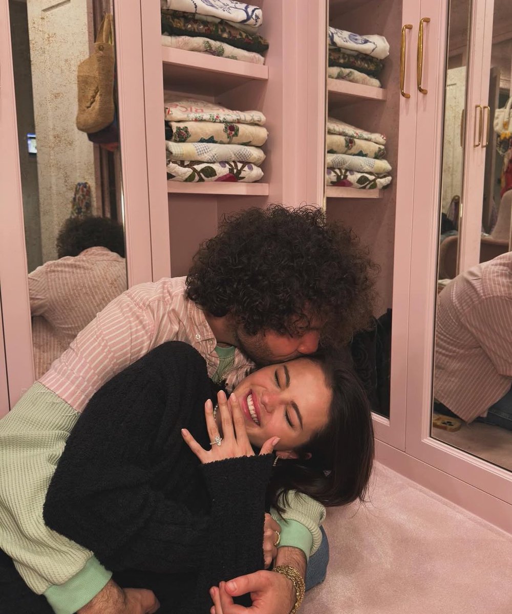 lossofhislife's tweet photo. SELENA GOMEZ IS ENGAGED WAKE UP EVERYONE https://t.co/r2ySQQcQXE