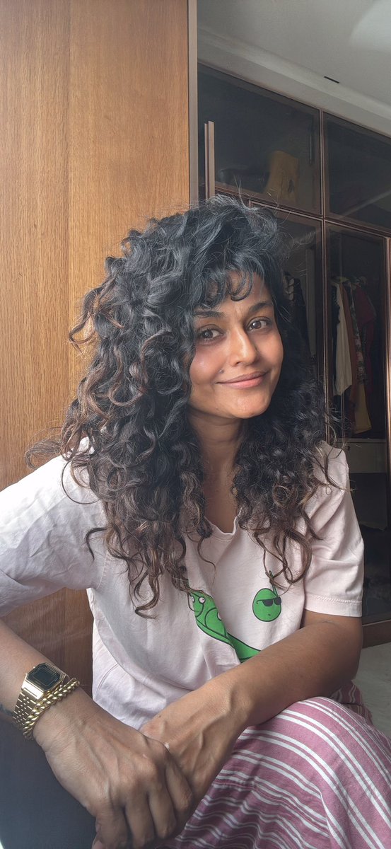 GulzarHaiZindgi's tweet image. मैंने पूछा ! खुले बाल रखूँ या फिर चोटी 
उसने कहा ! मुझे गणित पसंद है उलझे ही रहने दो 💫🫶

#curls