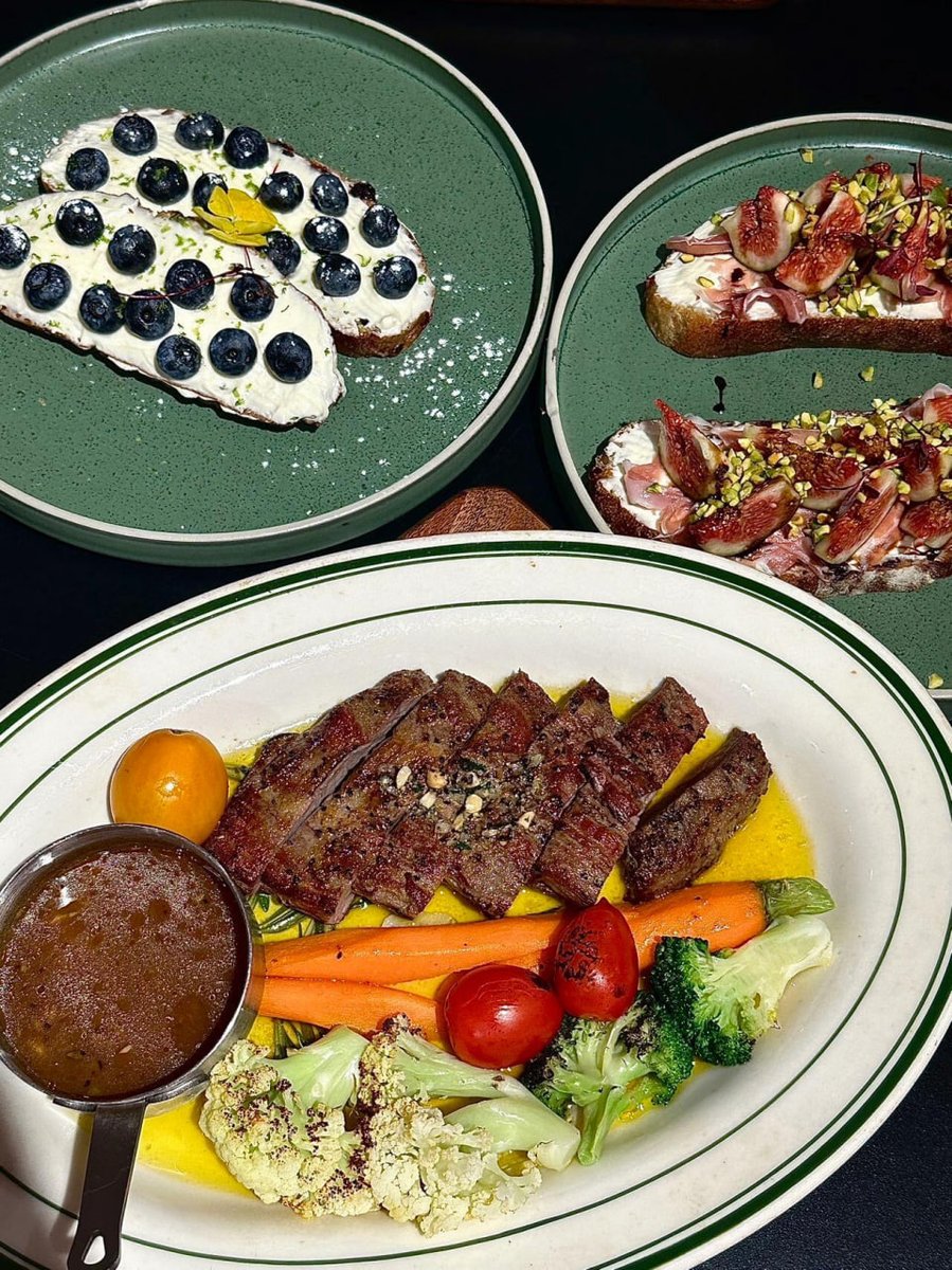 🍽️ A delicious visual feast! Fresh and juicy steak paired with colorful vegetables, plus creative fruit toast, a perfect dining table enjoyment! ✨
#Food #DeliciousLife #DiningTime