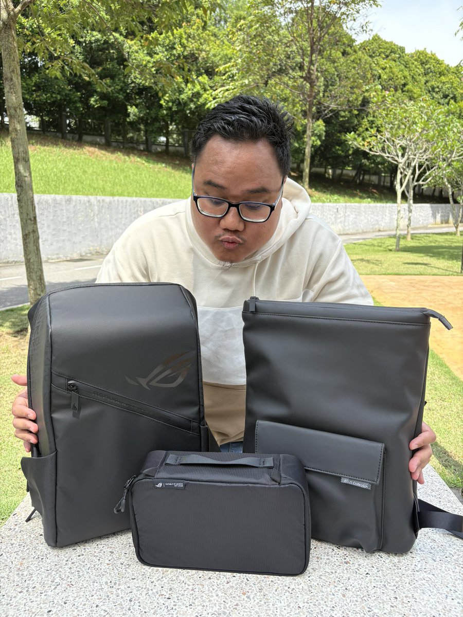 amadzahry's tweet image. Wow look at thisss. Tech bag dari @asusmalaysia dan @asusrogmalaysia
RM 399 ROG Ranger Gaming Backpack 16
RM 299 ASUS Vigour Backpack
RM 119 ASUS Wireless Mouse MD102
RM 229 ROG TECH POUCH
#amadzahry #asusmalaysia #asusrogmalaysia