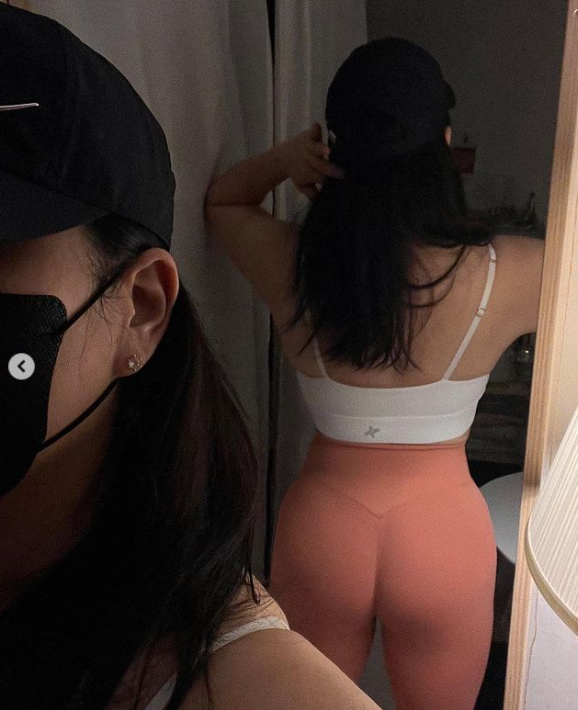 健身啦练肥臀！好喜欢玩3p！被使劲后入大屁股，嘴里还吃着J8，点赞里抽2个加微信聊聊呀