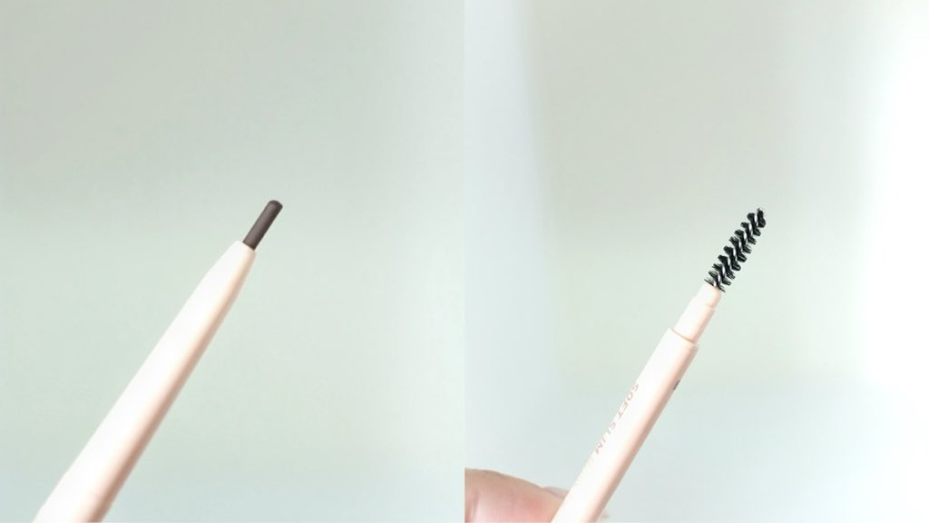 lemonmelonja's tweet image. ไอเลิ๊ฟดินสอเขียนคิ้ว KMA Soft Slim Brow Pencil รุ่นนี้มากก สีน้ำตาลอ่อน โทนสวยมาก ไม่ติดแดง เขียนแล้วเป็นธรรมชาติ หัวดินสอเล็กทำให้เขียนเติมคิ้วให้สวยได้รูปฝุดๆ เนื้อลื่นเขียนง่ายมาก ติดทนตลอดทั้งวันด้วย หาซื้อง่ายที่ 7-11 เดี๋ยวไปตุนเก็บไว้แน่นอน #ใช้ดีบอกต่อ #KMA #รีวิวเซเว่น