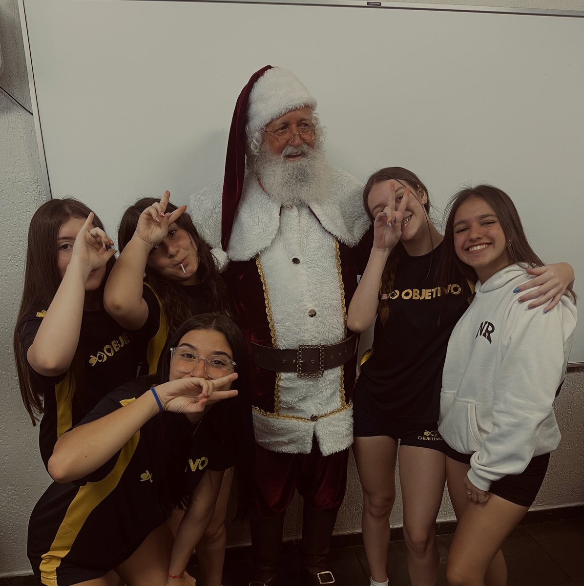 ttdasampas's tweet photo. Querido Papai Noel,
Viemos aqui, com muito carinho, pedir encarecidamente que, no próximo ano, nossas amigas que ainda estão sozinhas, Helo e Ju, encontrem um par para completar nossa #lovers.
Agradecemos desde já, com muito amor,
#Marilo, #Kana e #Rodrissa https://t.co/BcXuFzuiWc