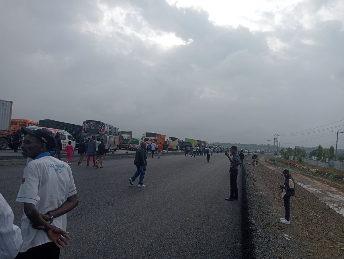 d_oseko's tweet image. A stretch of over 100Kms traffic jam before Mariakani along Nairobi-Msa highway, no alternative routeute,no presence of traffic officers. @amerix #TotalShutDownKE @StateHouseKenya @Kiss100kenya @RadioJamboKenya @citizentvkenya @KenyanTraffic