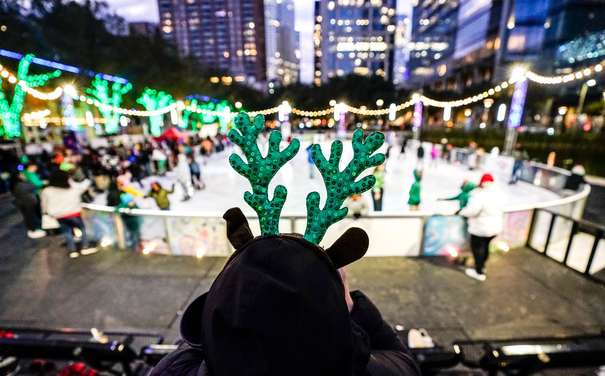 joysewing's tweet photo. Last night's 9th annual Year of Joy Holiday Ice Skating Party  at @DiscoveryGreen : 
200 children
50 volunteers 
3 ice-skating performers 
1 ballerina  
Miss Houston Pageant winners 
A Congressional proclamation 
Santa Claus 
Too many smiles to count. #yearofjoy https://t.co/YonkP4zjjB
