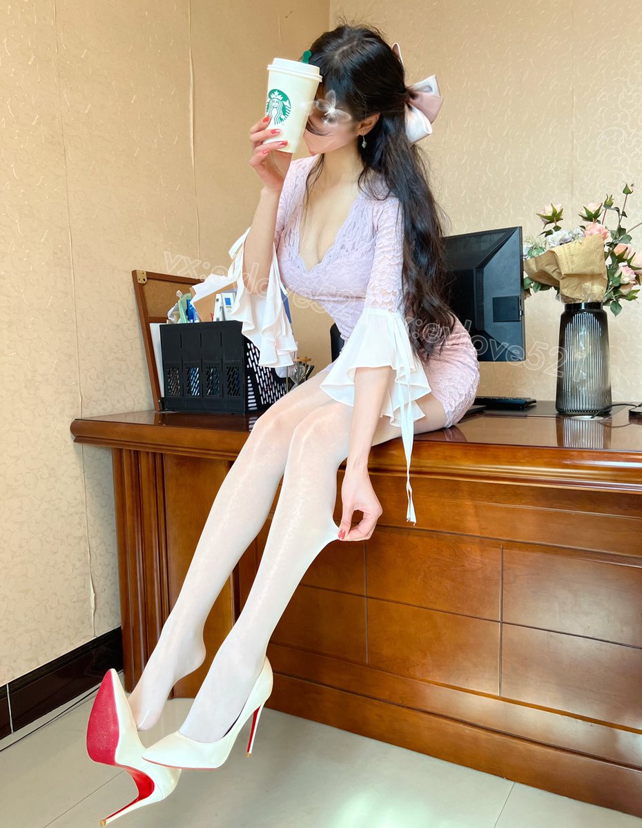 这双网纱高跟鞋我帮你们试过了，鞋子里如果有液体，是会漏到外面的。你想让我穿哪一双呢？

看更多高质量作品私信噢～ https://t.co/z44T7BZxUV
