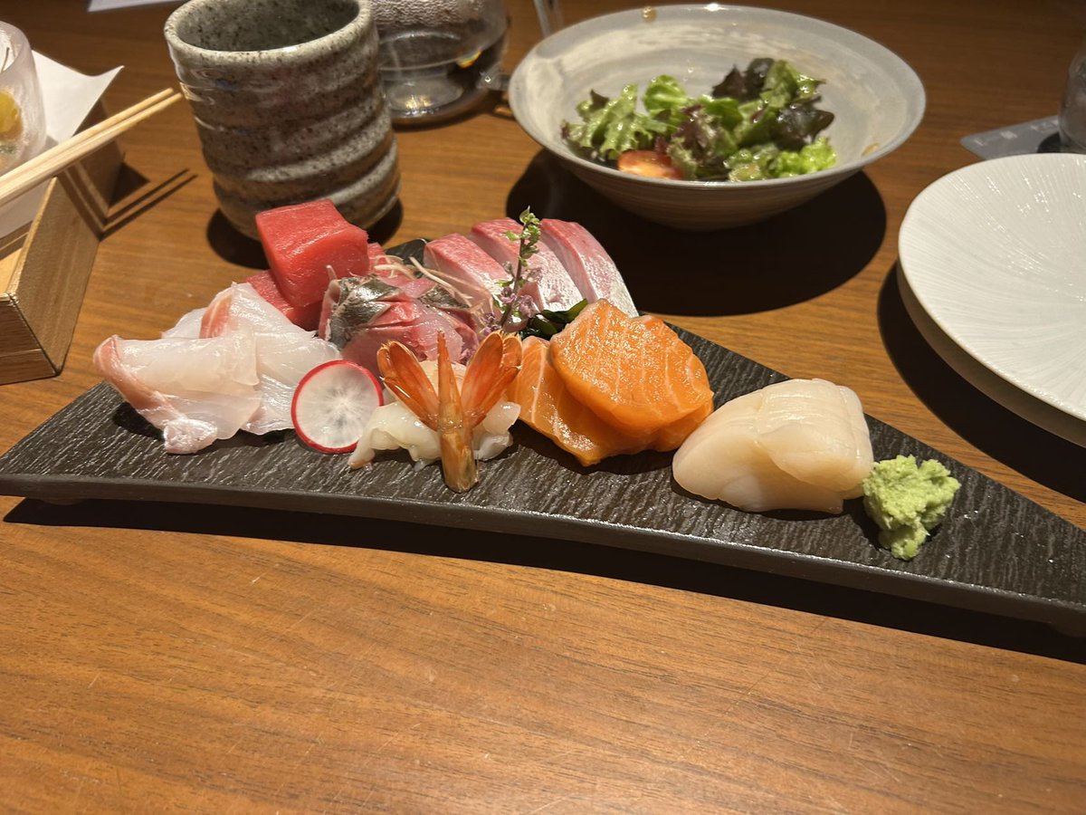 东京希尔顿我点的一个人午餐，刺身9500日元，炒饭一小碗1000日元，和牛6800日元，加上服务费差不多900人民币。