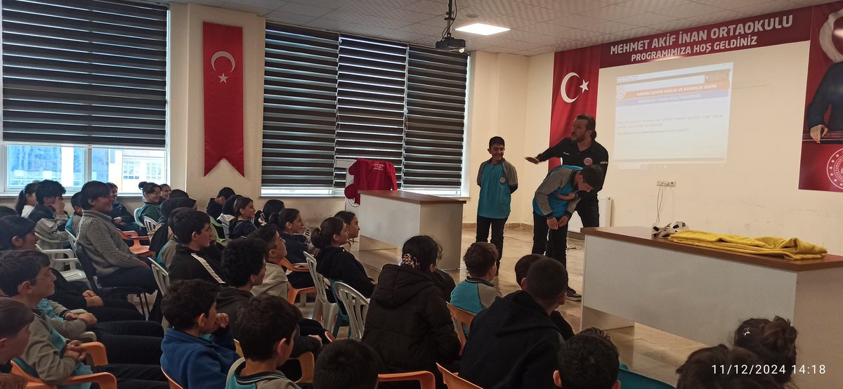 Sivas İl MEM İSG Birimi (@sivasmem_isgb) on Twitter photo İlkyardım Eğitmenimiz Aydın Çakır tarafından Mehmet Akif İnan Ortaokulu öğrencilerimize yönelik İlkyardım Farkındalık Semineri yapılmıştır.
Doğru ve yerinde müdahale ile; #ilkyardimhayatkurtarir
<a href="/tcmeb/">Millî Eğitim Bakanlığı</a>
<a href="/meb_dhgm/">T.C. MEB Destek Hizmetleri Genel Müdürlüğü</a>
<a href="/mebisgb/">İşyeri Sağlık ve Güvenlik Birimi Daire Başkanlığı</a>
<a href="/ozkan_meb/">Özkan AVCI</a>
<a href="/sivasmem/">Sivas Millî Eğitim Müdürlüğü</a>
<a href="/necatiyener_/">Necati YENER</a>
<a href="/atulutas/">Ahmet Turan Ulutaş</a> İlkyardım Eğitmenimiz Aydın Çakır tarafından Mehmet Akif İnan Ortaokulu öğrencilerimize yönelik İlkyardım Farkındalık Semineri yapılmıştır.
Doğru ve yerinde müdahale ile; #ilkyardimhayatkurtarir
<a href="/tcmeb/">Millî Eğitim Bakanlığı</a>
<a href="/meb_dhgm/">T.C. MEB Destek Hizmetleri Genel Müdürlüğü</a>
<a href="/mebisgb/">İşyeri Sağlık ve Güvenlik Birimi Daire Başkanlığı</a>
<a href="/ozkan_meb/">Özkan AVCI</a>
<a href="/sivasmem/">Sivas Millî Eğitim Müdürlüğü</a>
<a href="/necatiyener_/">Necati YENER</a>
<a href="/atulutas/">Ahmet Turan Ulutaş</a>