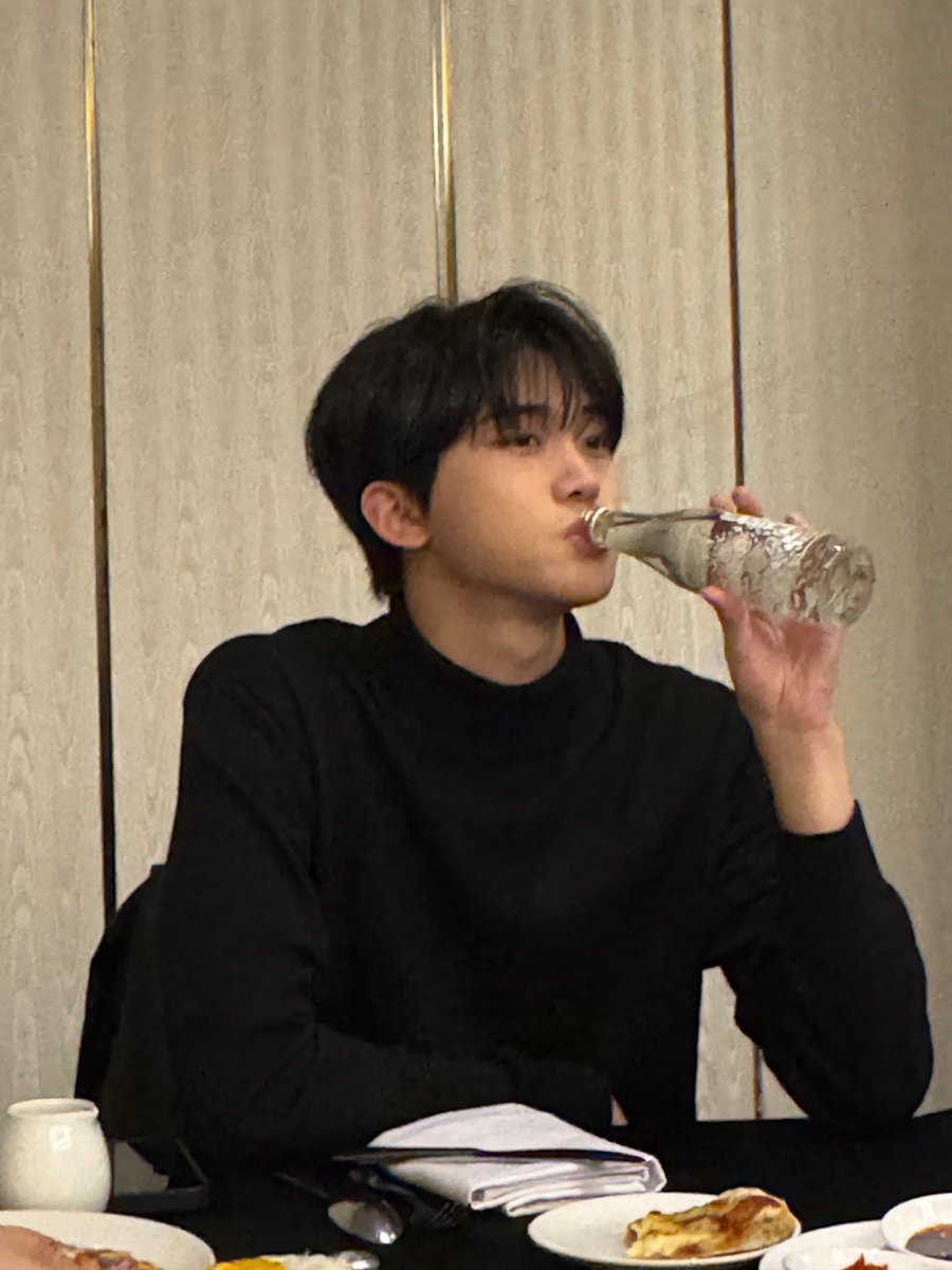 [#도현]
러베이트 꼬옥 안아주고 싶은 날씨네요 남은 하루도 잘 보내:)

#루네이트 #LUN8