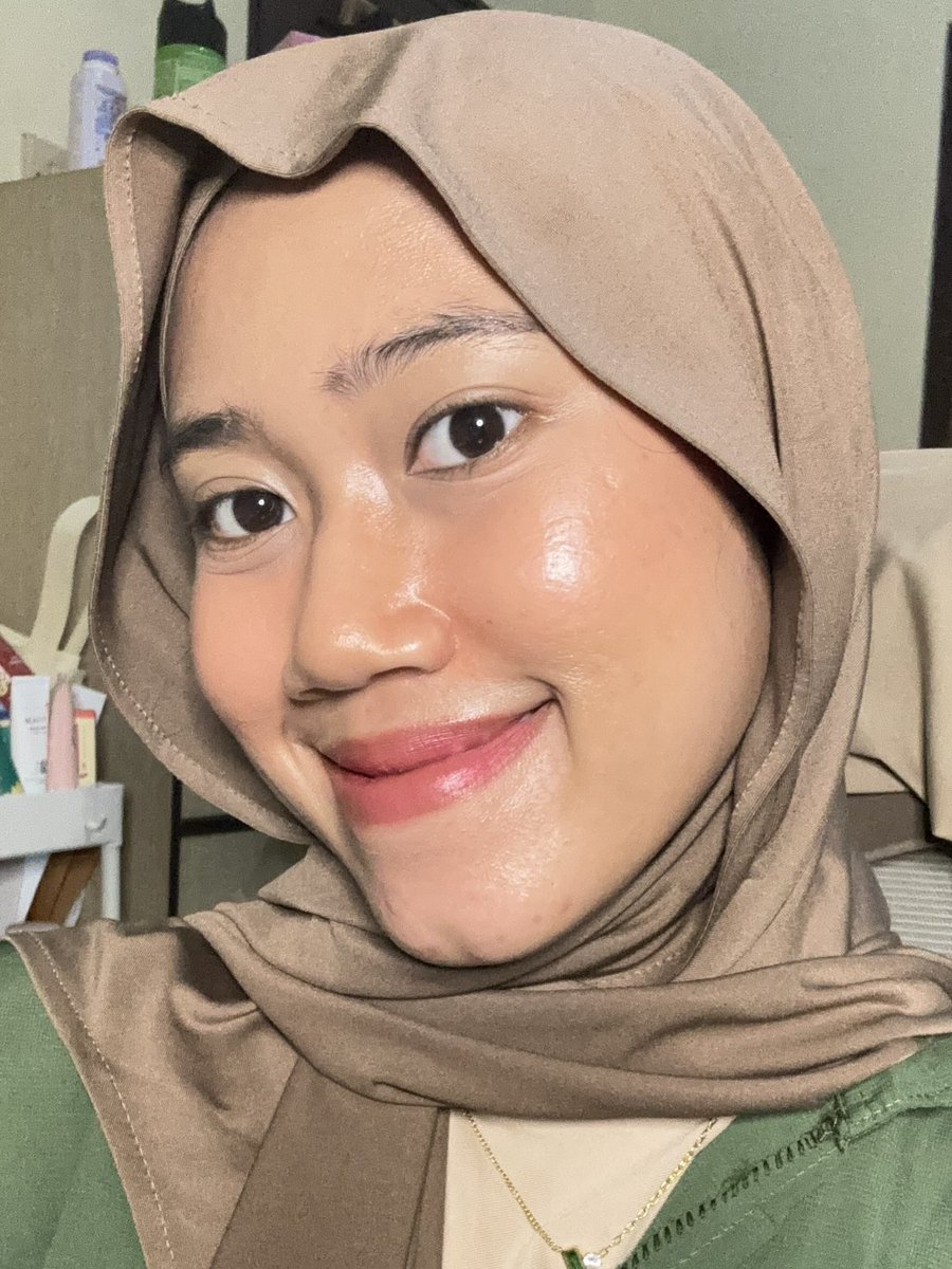 bittercaffeines's tweet photo. Ini makeup jam 9 pagi sampe jam 7 malem masih bagus weh… GOKILLL https://t.co/nF3GRSy0uV