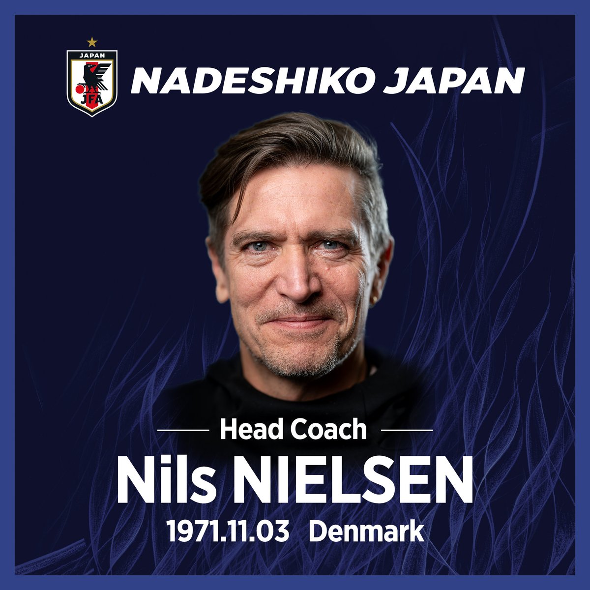 jfa_nadeshiko's tweet photo. 🔹𝐍𝐀𝐃𝐄𝐒𝐇𝐈𝐊𝐎 𝐉𝐀𝐏𝐀𝐍🔹

#なでしこジャパン（日本女子代表）の新監督として、ニルス・ニールセン氏の就任が決定しました。

【ニルス・ニールセン監督コメント📝】
「なでしこジャパンの新監督にご指名いただき、非常に光栄で誇りに思います。宮本会長、佐々木委員長とは、これまでの選考プロセスにおいて、なでしこジャパンをどのように次のレベルに引き上げるかについて非常に建設的でプロフェッショナルな話し合いができたことに感謝しています。高い技術を備え、才能に溢れた日本代表選手たちと活動できることを大変嬉しく思いますし、これまでの指導者の皆さんの素晴らしい業績に自分がこれからさらに積み上げていけることにワクワクしています。私の就任により、新たな刺激とアイデアを新しい目線をもってチームに注入し、選手やスタッフと協力して成功に導き、タイトルを獲得したいです。日本はこれまで長きにわたり世界のチームに刺激を与えてきました。今後もさらにそのような状況を続けられるよう、全員でハードワークしていきたいと思います。ファン、パートナー、メディアの皆さんも引き続き、新生なでしこジャパンを応援いただけるよう、よろしくお願いします」

🔽主な経歴などプロフィールはこちら
https://t.co/Kd39dKGNXJ

#BEYOURBESTSELF #最高の自分であれ #夢への勇気を
#jfa #daihyo #nadeshiko #サッカー日本代表