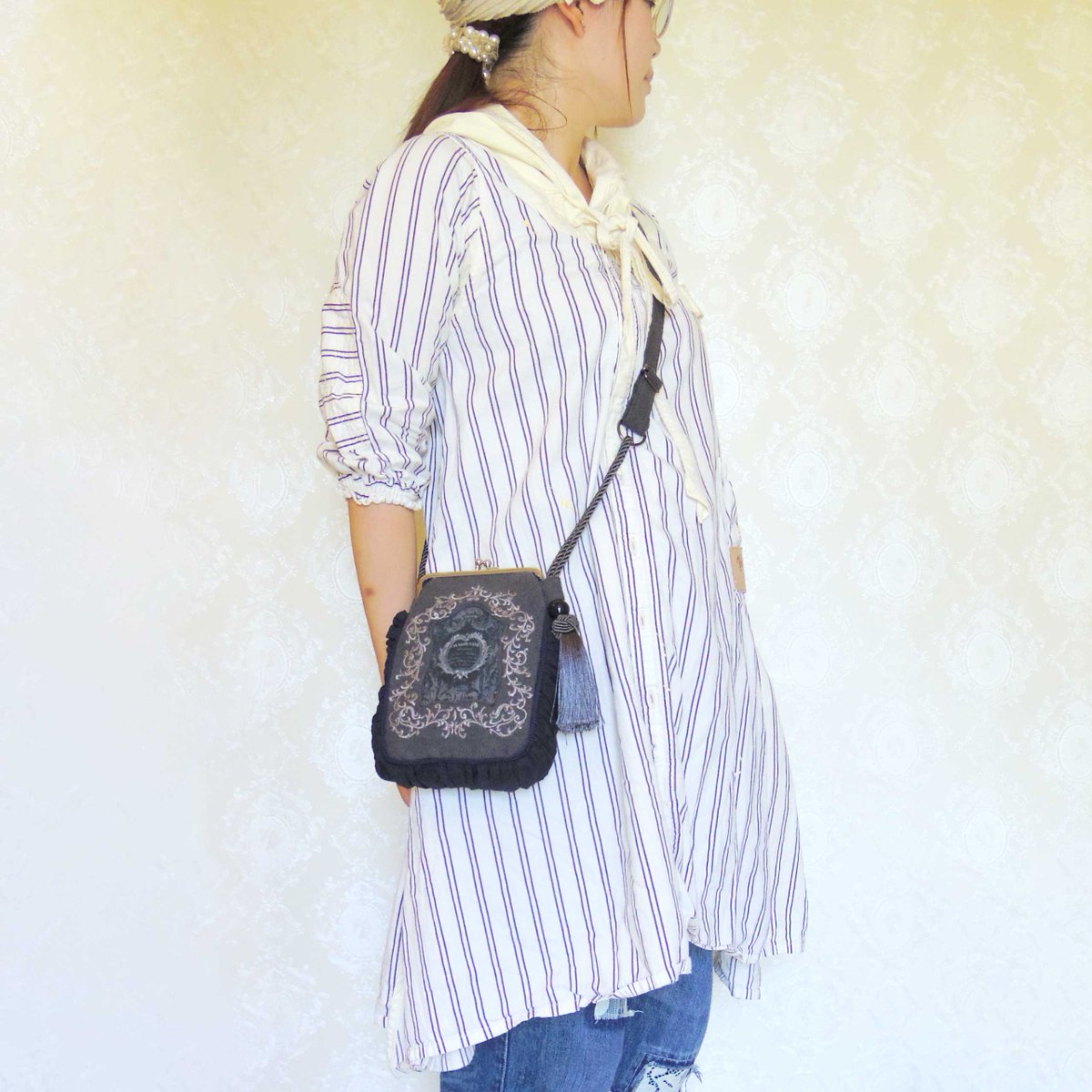 preer_antique's tweet photo. #グランマルシェ お品書き📢
がま口ミニショルダーバック ¥18,000-
小ぶりですが、マチもしっかりとあり最低限の荷物を入れられるようになっています。
刺繍に、プリント生地に、フリンジに と好きなものを詰め込んだアイテムです✨
ぜひブースに現物を見にいらして下さい♪
#GrandMarche https://t.co/EPEWjsW0YJ