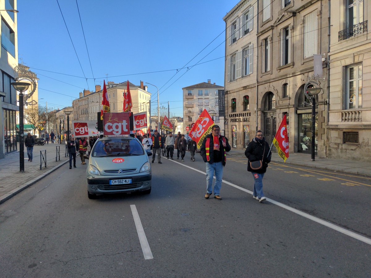 AlineCombrouze's tweet photo. Manifestation dans les rues de  #Limoges à l'appel de la CGT pour dénoncer les plans de licenciement et délocalisations dans le secteur de l'industrie en présence des salariés de Valeo et Legrand https://t.co/iusjG2koEV