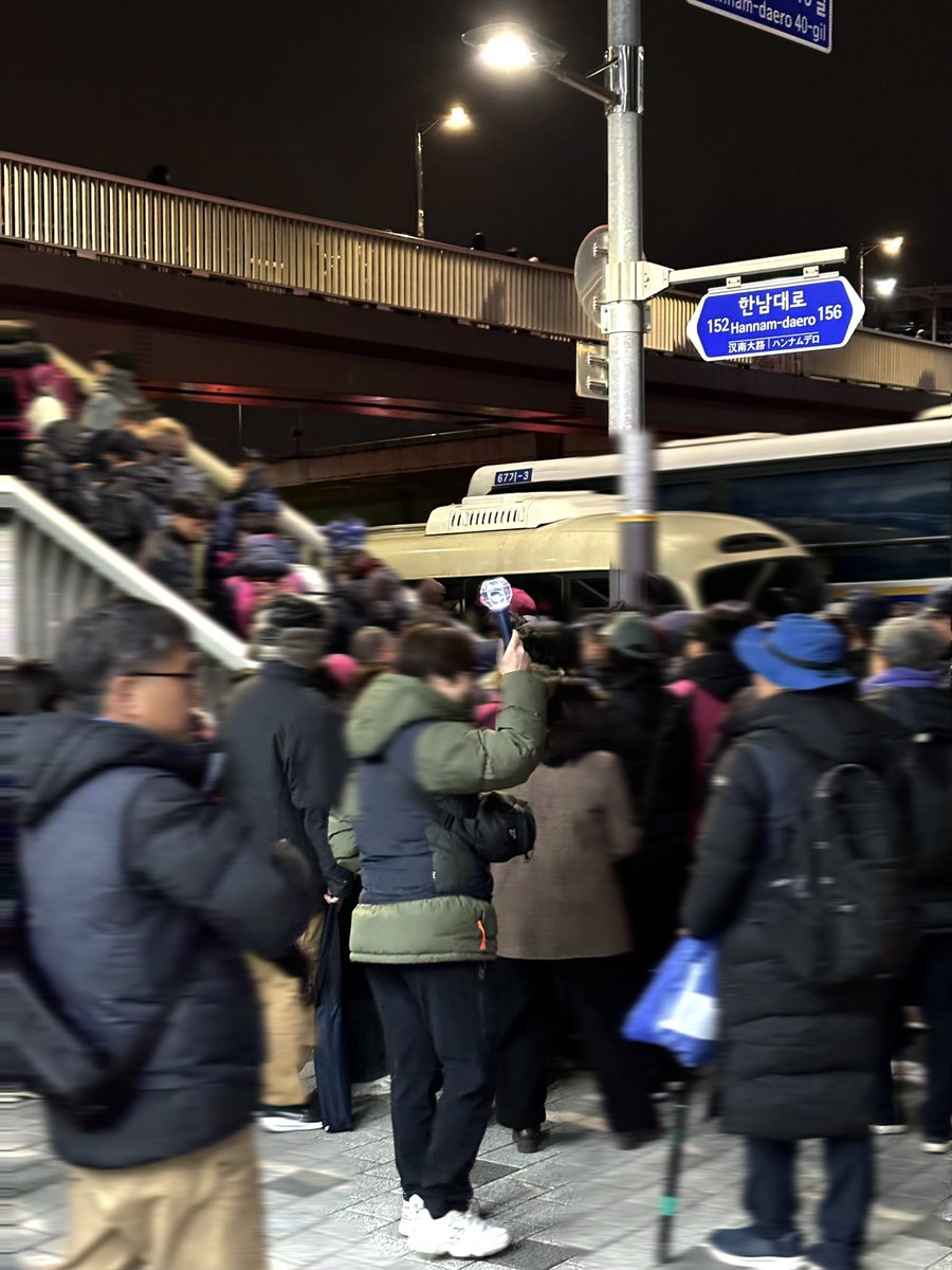 오늘의 유쾌한 집회썰은.. 집회퇴근하는길에 어떤 아저씨가 큰소리로 지인들한테 씨.엑스아이.라는 그룹의 응원봉을 당근했다고 자랑하면서 영원히 포에봉을 흔드심

기분이다 !! 
CIX 오늘하루만 CXI