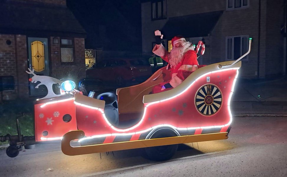 witney499's tweet photo. 🎄Thank you to all in Cogges who came out waved, cheered and donated! 🎄

🎅🏻 Father Christmas is resting now but will see you in 🎁 Stonesfield🎁 tonight from 6.30, listen out for the (loud) festive tunes! 🎅🏻

#witney 
#spottedwitney 
#roundtable 
#santasleigh https://t.co/ufoLzVE9EM