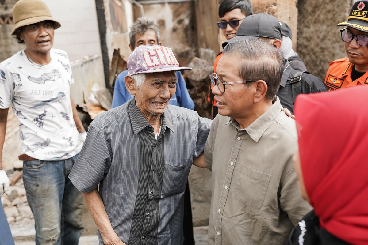 pramonoanung's tweet photo. Meninjau lokasi kebakaran di Kebon Kosong, Kemayoran.. 

Mas Pram dan Bang Doel membuka posko bantuan berupa dapur bersama, inshaAllah ikhtiar ini bisa meringankan.. Aamiin https://t.co/LgXBcvX9j9