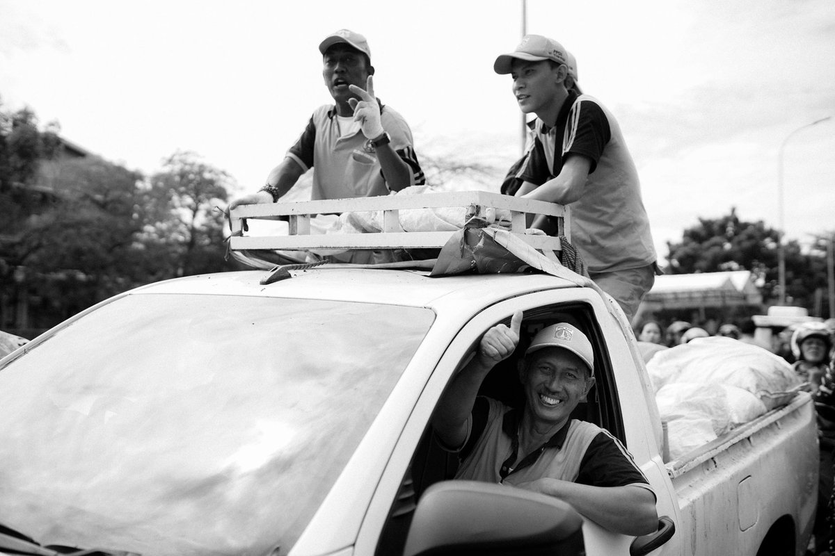 Meninjau lokasi kebakaran di Kebon Kosong, Kemayoran.. 

Mas Pram dan Bang Doel membuka posko bantuan berupa dapur bersama, inshaAllah ikhtiar ini bisa meringankan.. Aamiin
