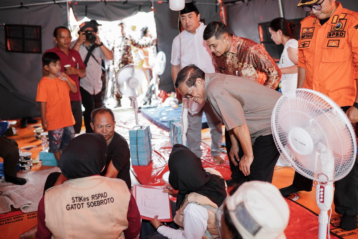 pramonoanung's tweet photo. Meninjau lokasi kebakaran di Kebon Kosong, Kemayoran.. 

Mas Pram dan Bang Doel membuka posko bantuan berupa dapur bersama, inshaAllah ikhtiar ini bisa meringankan.. Aamiin https://t.co/LgXBcvX9j9