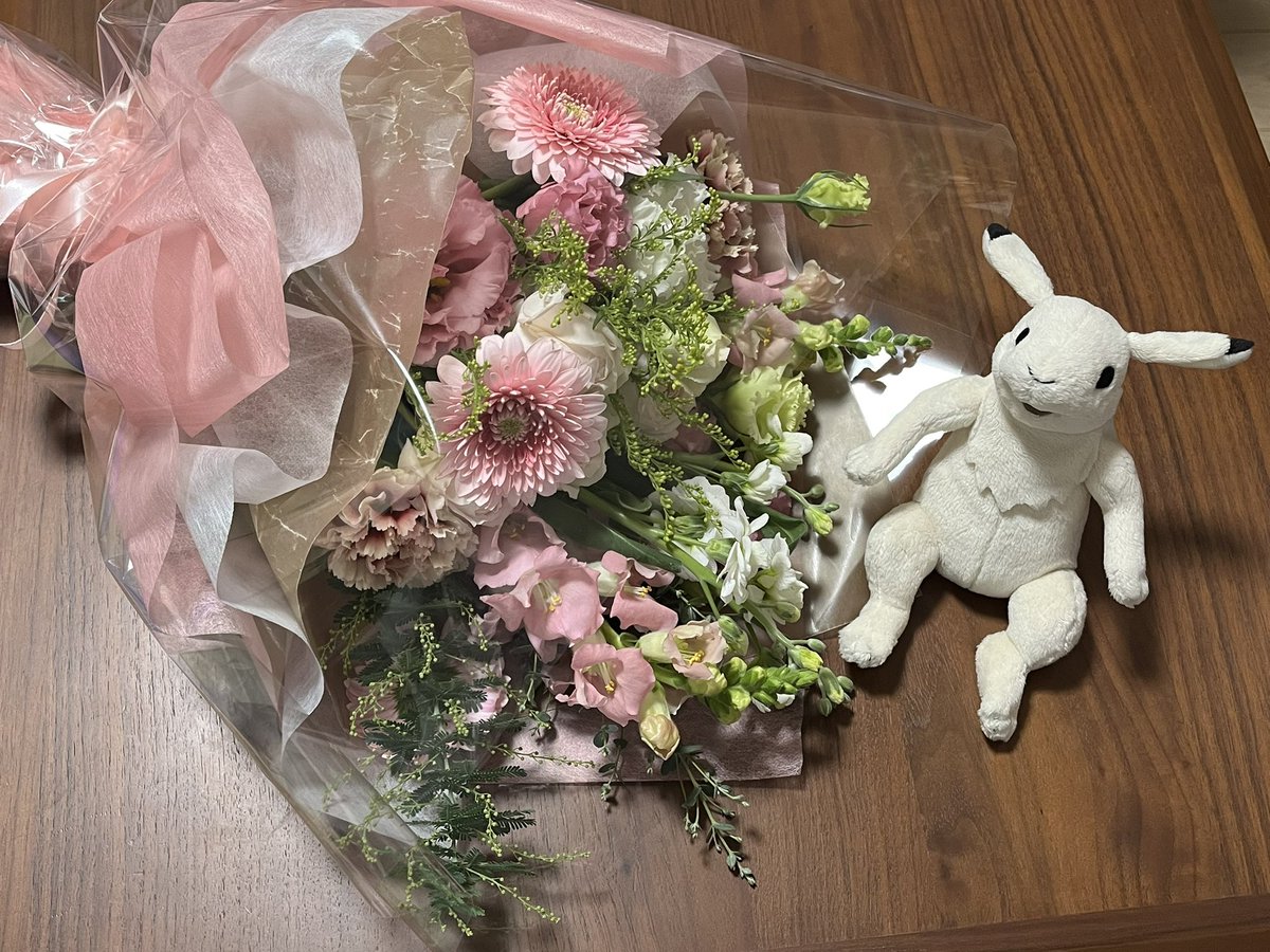 hilnama_danna's tweet image. ひるなまの旅立ちから2年経ってしまいました。

がんばったね。
ありがとう。
大好きだよ。

沢山の心を込めて花束を。

「私がいなくなったら、夫は廃人になっちゃう」
かつて本人から言われた言葉です。

毎日寂しいけど、何とか踏ん張ってるよ。
大丈夫だからね。

夕食です。好物を用意しました😌