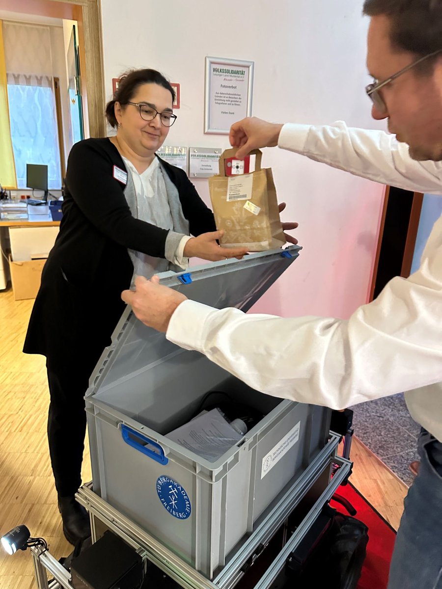 Bei frostigen Temperaturen testete das R4R-Team gestern in Schkeuditz ein weiteres Lieferszenario. Von der Auenwald-Apotheke ging es für Roboter Claudi zum Pflegeheim in der Bergbreite. Ein Teil der Wegstrecke konnte autonom zurückgelegt werden. Vielen Dank an alle Beteiligten.