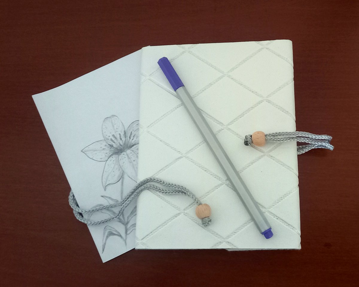 Uzun zaman olmuştur.
Birikmiştir.
Hem yazıyor,
Hem çiziyorumdur.
Sevgidir,
Özlemdir,
Umuttur.
Belki bir gün ses olur,
Duyulur...
#söz #lyrics #love #sevgi #özlem #longing #happiness #mutluluk #umut #hope #şarkı #songs #drawing #çizim #lily #lilies #zambak