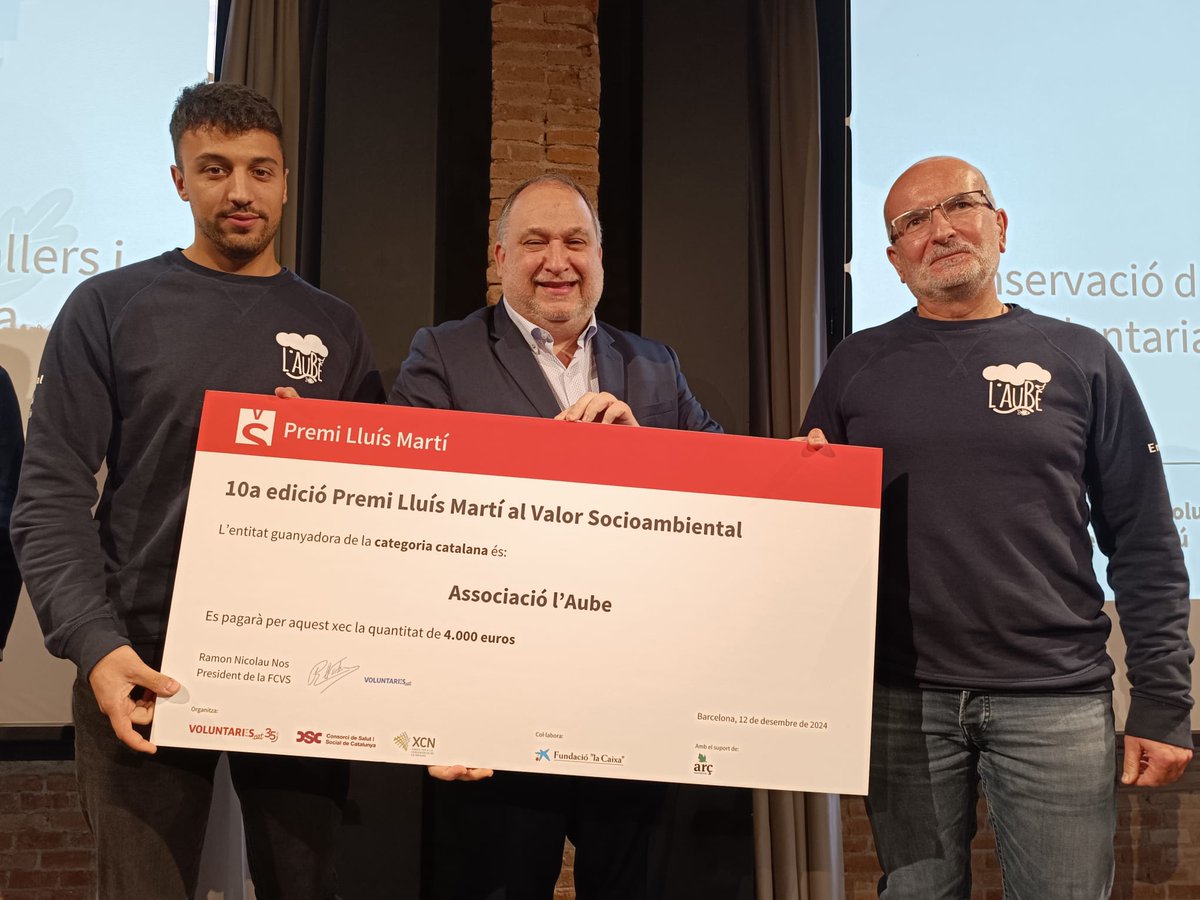 voluntaris_cat's tweet photo. @FundacioComtal @FelipeCamposlh @aiguesbcnclient 🎖️@laube2021 guanya la 10a edició del #PremiLluísMartí al Valor Socioambiental en la categoria catalana amb el projecte Hospitalitat i Natura.

🫴Premi lliurat per Valeri Ruiz, responsable de l’Àrea de Relacions amb Entitats Socials de @FundlaCaixaCAT.

🎉Felicitats!🙌

#DIV2024 https://t.co/s07RyStvWU