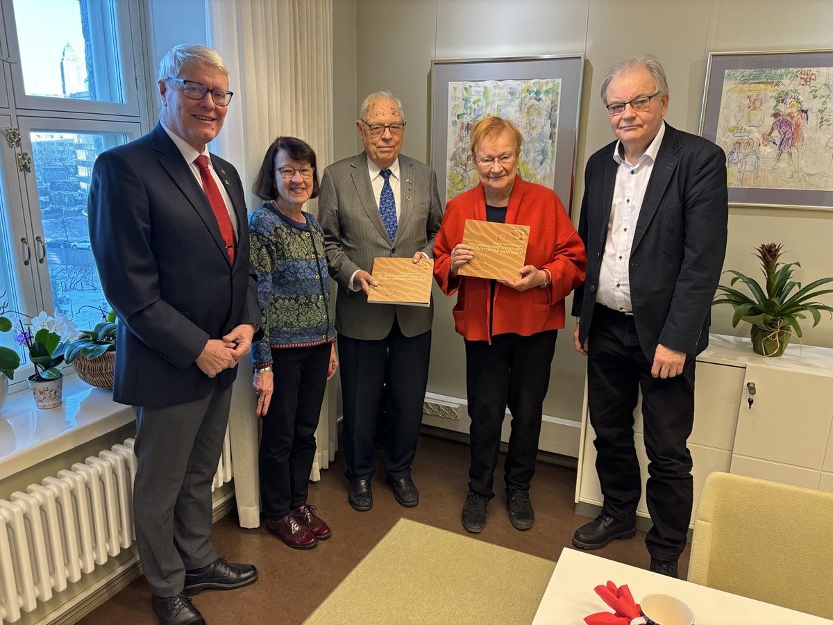 Tänään puhuttiin Namibiasta kun Suomi Namibia seuran 50v juhlakirja luovutettiin presidentti Haloselle,