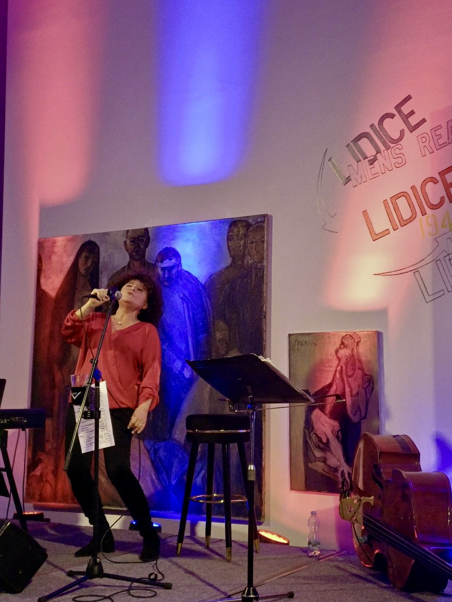 Vánoční koncert Jitky Zelenkové včera rozehrál Lidickou galerii skvělým zpěvem, hudebními tóny i barvami.