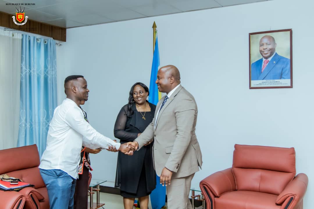 Burundi Youth Connect🇧🇮💡 (@bconnect52210) on Twitter photo Hier, l’équipe de la chambre de commerce et de l'industrie Burundi-Afrique du Sud a eu l'honneur de recevoir une audience avec S.E Amb. Albert Shingiro, Ministre des Affaires Etrangères & de la Coopération au Développement du Burundi.
<a href="/AShingiro/">Amb. Albert SHINGIRO</a> <a href="/MinEACJSCBdi/">Ministère EACJSC</a> <a href="/NIJIMBEREMarie1/">NIJIMBERE Marie Chantal</a> Hier, l’équipe de la chambre de commerce et de l'industrie Burundi-Afrique du Sud a eu l'honneur de recevoir une audience avec S.E Amb. Albert Shingiro, Ministre des Affaires Etrangères & de la Coopération au Développement du Burundi.
<a href="/AShingiro/">Amb. Albert SHINGIRO</a> <a href="/MinEACJSCBdi/">Ministère EACJSC</a> <a href="/NIJIMBEREMarie1/">NIJIMBERE Marie Chantal</a>