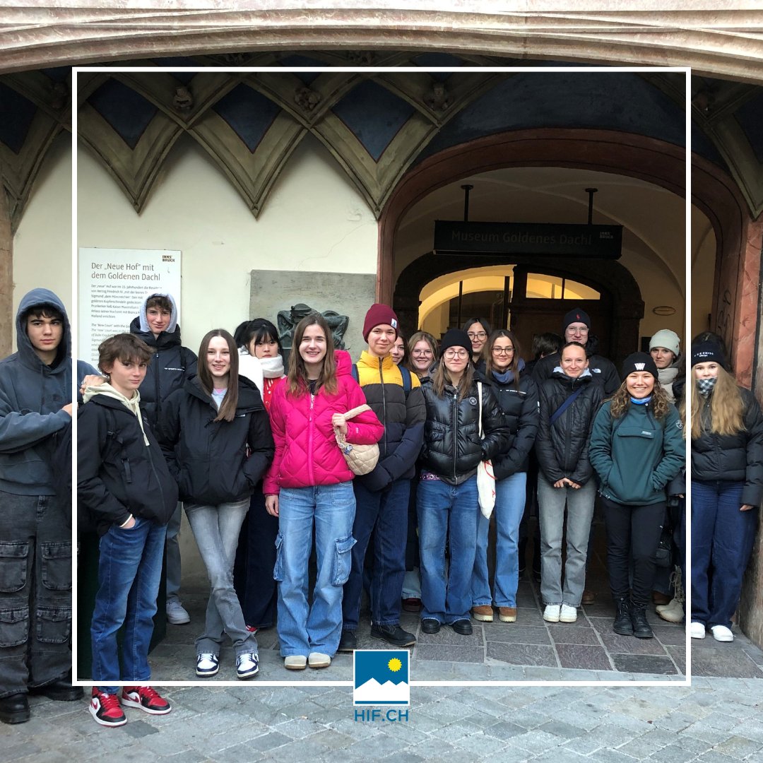 Top vorweihnachtliche Athmosphäre auf dem #Christkindlmarkt in #Innsbruck. Traditionelles Gruppenfoto unter dem «Goldenen   Dachl» &amp; dann ab ins Getümmel zum Bummeln &amp; Einkehren. Tolle Geschenkideen geshoppt &amp; lecker gegessen - sooo schön wieder 😍🎄❄️