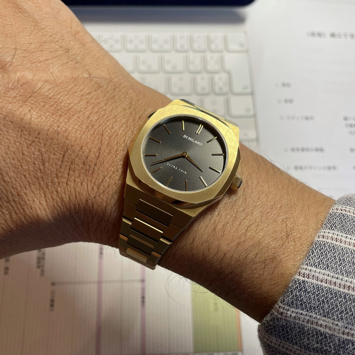 masaone_4103's tweet image. 皆様、こんにちは🙋🏻‍♂️⌚️
本日もまだ東京に出向く体調ではないので、リモート会議に参加です😗
相棒はHºM"S' WatchさんにいただいたD1 MILANO ULTRATHIN 34mm Gold Night、レディースサイズは軽くて…ん？リモート会議に時計いるのか？😓
#hmswatchstore #D1MILANO