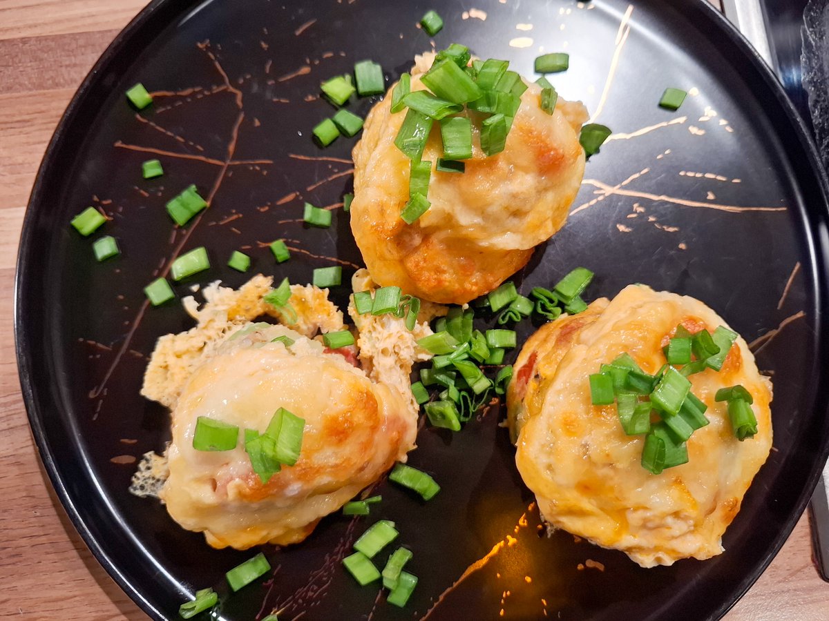 Šodien gatavosim gardus VIENKĀRŠOS, slinkos ČEBUREKUS! Ātri un lēti!

Vēl pagatavošu CITRONU IEVĀRĪJUMU, kas var būt lieliska Ziemassvētku dāvana.

Un brokastīs šodien tomātu - avokado "mafini".

Ļoti priecāšos par LIKE un SHARE, tas man ļoti palīdz!   :)

Ķeramies klāt!

🧵👇