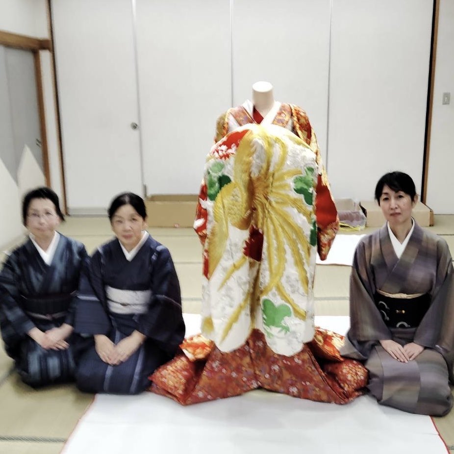 kimono_kobatoyo's tweet photo. 昨日函館校で行われた #着装道 宮島流衣紋会 #花魁 の着装研修の様子です👘胴抜きと言う間着に俎(まないた)と言う大きな前帯を結んでいるところ🧐来年のNHK大河ドラマ「べらぼう」には花魁が登場するそうなので💡学びの題材が増えそうですね✨

衣紋会とは
https://t.co/anK9OJfUao

#衣紋道 #復元装束 https://t.co/bWKDfFB6T2