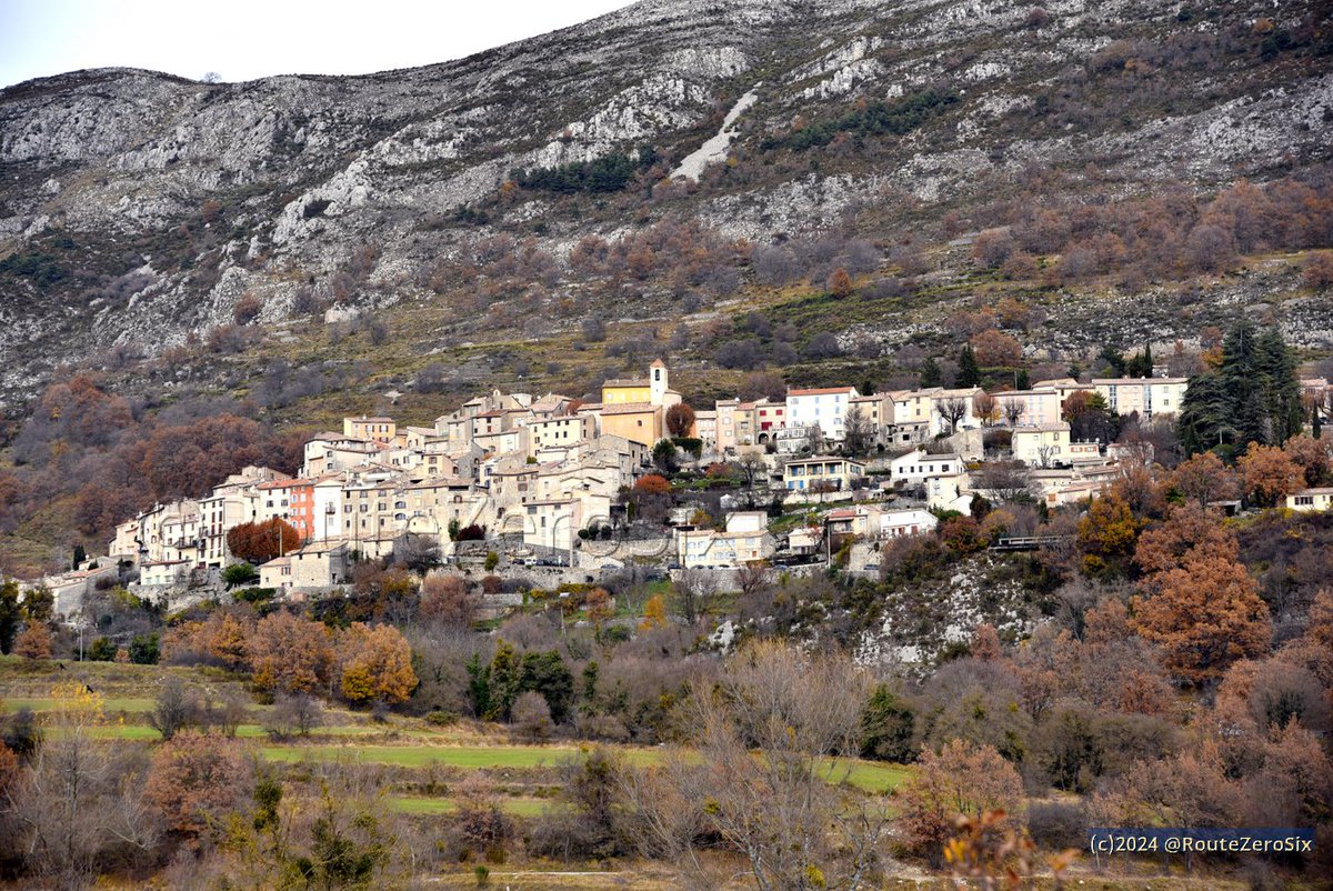 routezerosix's tweet image. Bon #jeudiphoto avec cette vue du village de Coursegoules en automne dans les Préalpes d&apos;Azur

#Coursegoules #coldeVence #AlpesMaritimes #CotedAzurFrance #BaladeSympa #RegionSud #PACA