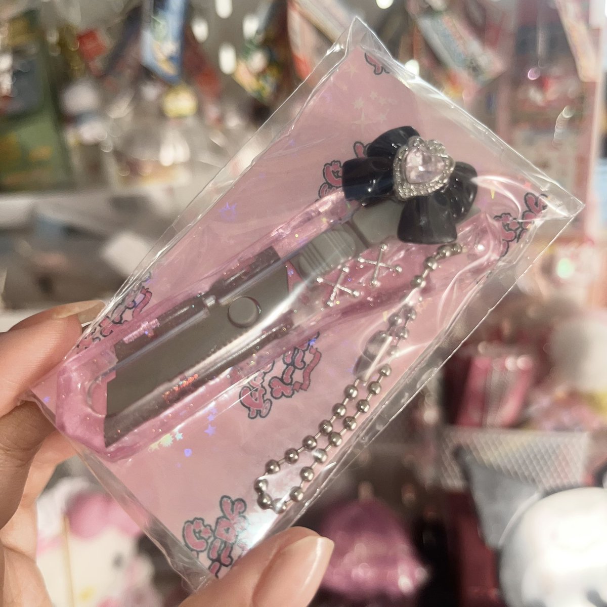 PRONEET_PR's tweet photo. 🎀魔法少女のカッター🎀

オーダー内容▶︎
本体カラー:ピンク
パーツカラー:黒

魔法少女みたいな雰囲気をご希望

ぜひオーダーの参考に🎶

#ハンドメイド作家 https://t.co/0P5uL19rls