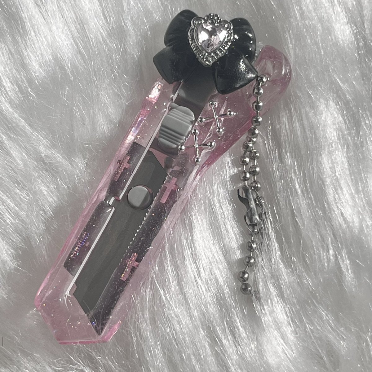 PRONEET_PR's tweet photo. 🎀魔法少女のカッター🎀

オーダー内容▶︎
本体カラー:ピンク
パーツカラー:黒

魔法少女みたいな雰囲気をご希望

ぜひオーダーの参考に🎶

#ハンドメイド作家 https://t.co/0P5uL19rls
