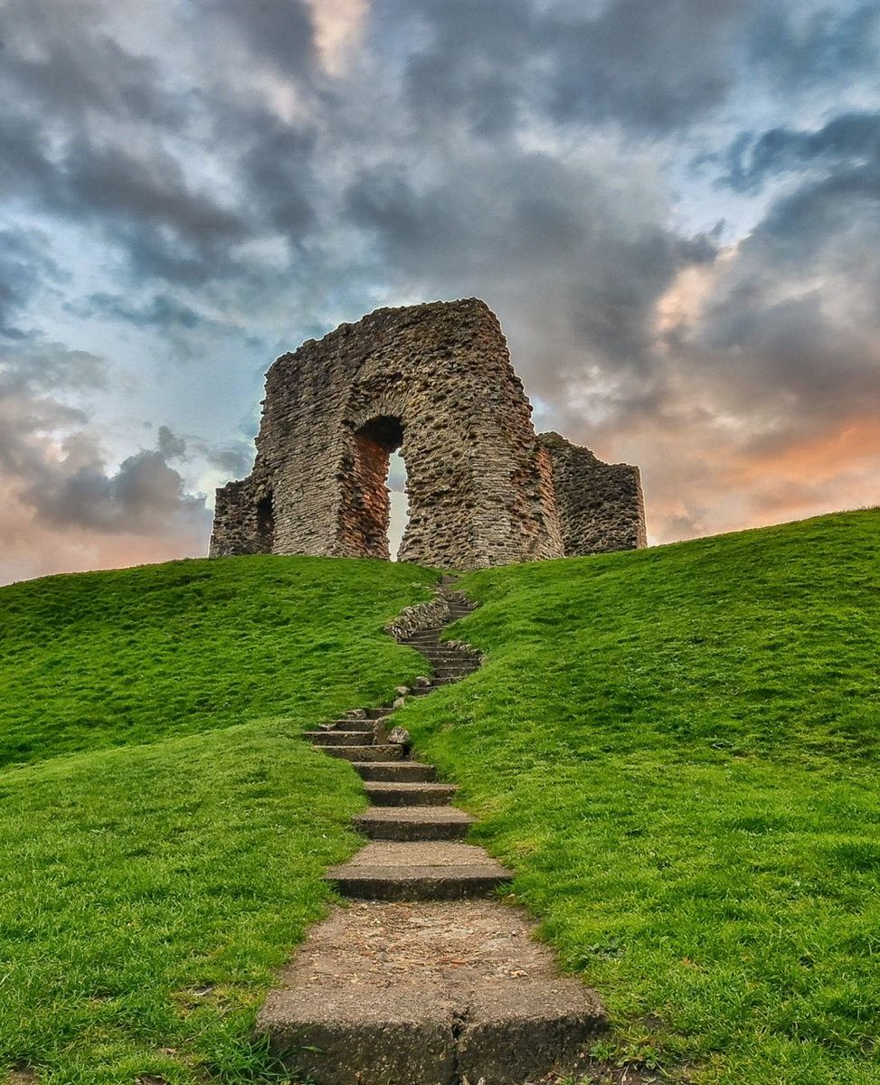 LoveXchurch's tweet photo. Christchurch Castle Ruins - Aren't we so lucky to live in a country that's got so much still standing from hundreds of years ago, this one dates back as far as 1160! #LoveHeritage #LoveCulture #LoveXchurch⁠

https://t.co/E2TjBgqm5D https://t.co/1AofNUpxAi