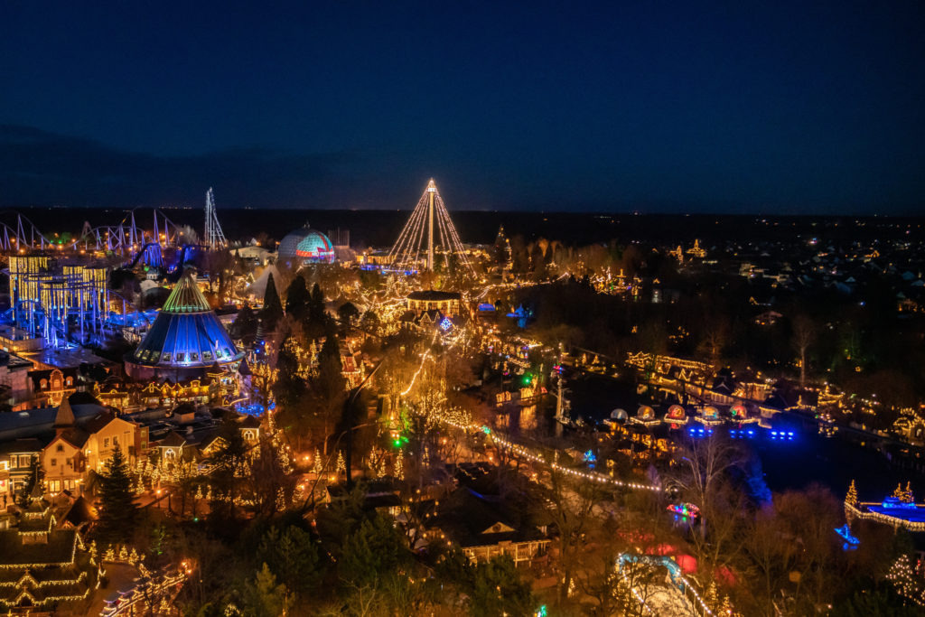 Mackadam_EPinfo's tweet photo. Le saviez-vous ? ❄️
En 2001, Europa-Park ouvre pour la première fois en hiver, inaugurant sa « saison hivernale ». Le parc s’adapte avec une patinoire, une piste de ski, un marché de Noël, et même une grande roue spécialement construite pour l’occasion. https://t.co/f2xXbF05Gs