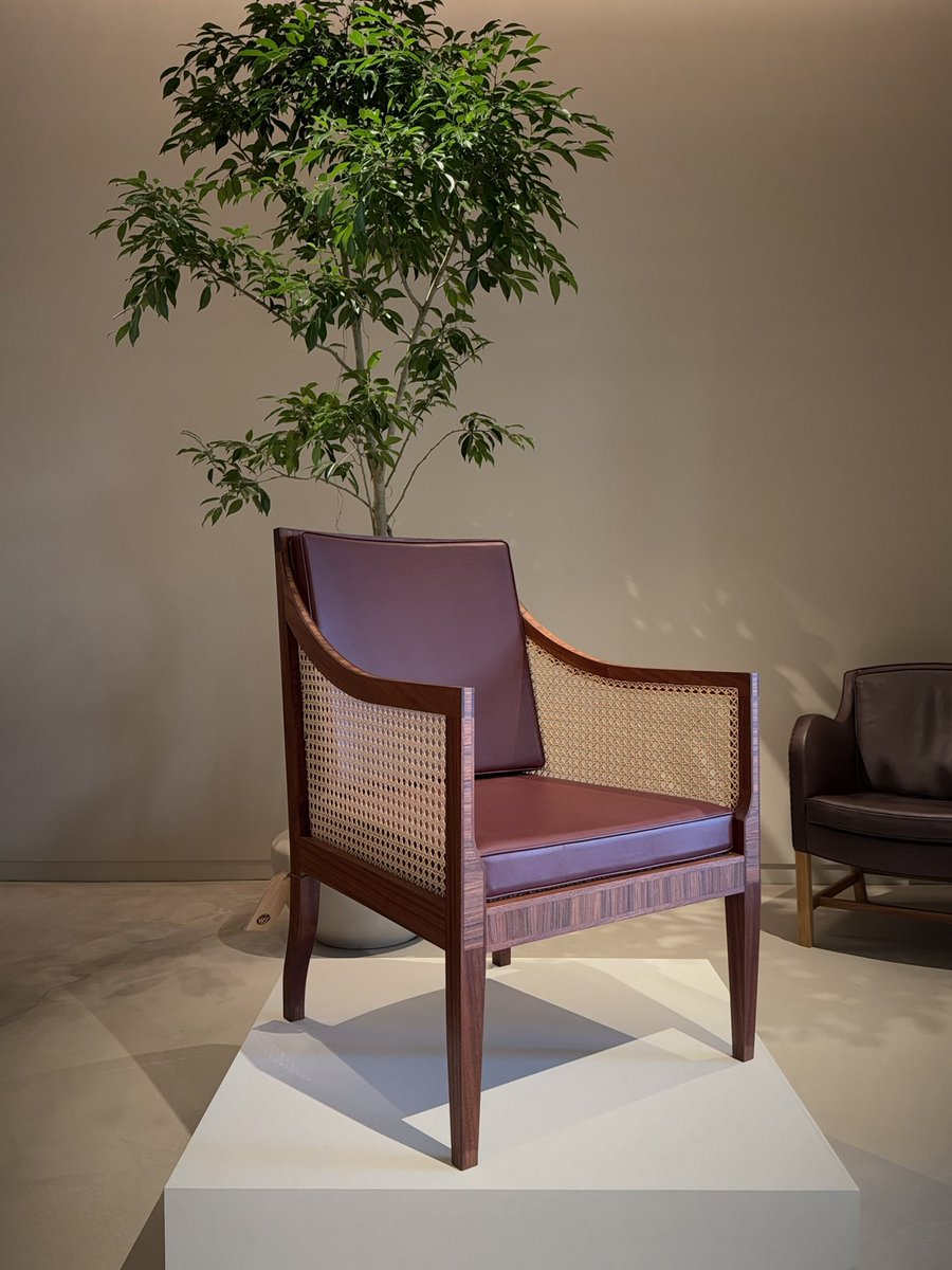 nobi's tweet image. #カールハンセンアンドサン
入口のギャラリーでは今年の #3daysofdesign での展示を紹介中。見習いのための工房で作られたというThe Spherical Bed、見えない球体をイメージして作ったベッド、シンプルなのになんとも魅力的です引き込まれました。