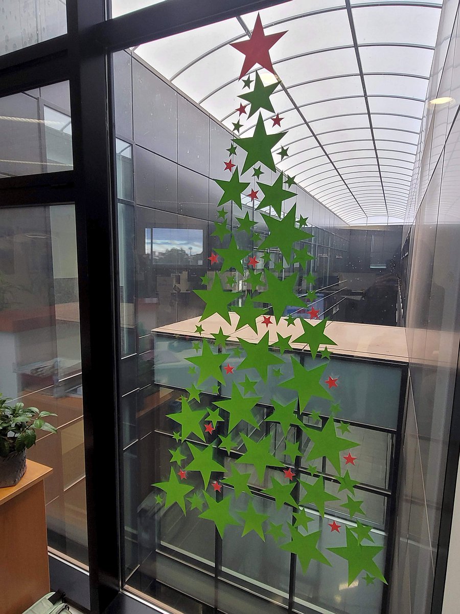 Decoración navideña en la Biblioteca de Educación / Decoració de Nadal a la Biblioteca d'Educació 🎄🎅<a href="/Educ_UA/">Educ_UA</a>