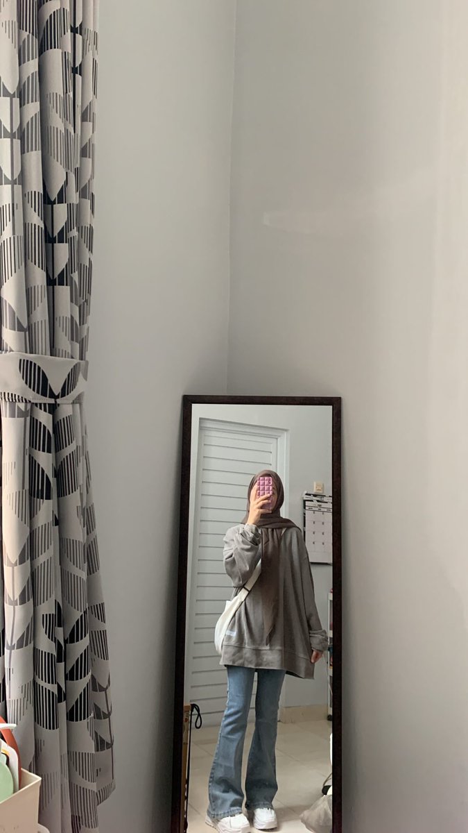 1leikooo's tweet photo. 🧷flare jeans : https://t.co/KK74cBBUh8 cuma 100ribuan! bahannya jeans yang stretch gitu, warnanya juga cakep bgt. must have!!
🧷sweater oversize thrift nya leiko.ei! https://t.co/VmnrErWFNj
🧷canvas bag 30ribuan : https://t.co/gyWDv9SetU
🧷sepatu : https://t.co/wG0baT1FAW https://t.co/eMJ8alLKou