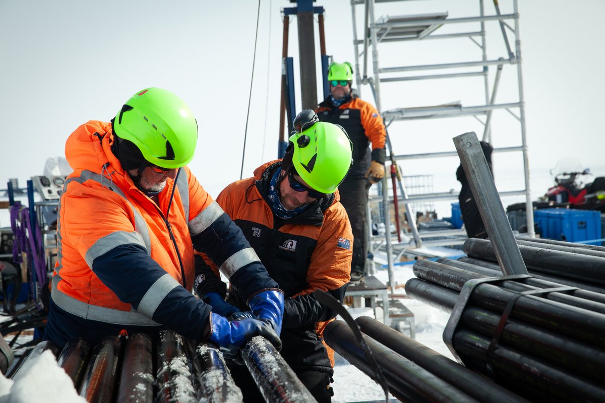 Our Antarctic Intermediate Depth Drill team have been hard at work with our ‘big rig’. They’ve assembled the geological drill that has weathered a long Antarctic winter here at KIS3. To prepare for drilling they’re using the rig to put together the drill pipe. 📷Ana Tovey